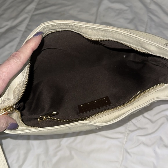 Weaved design cream cross body purse - Picture 4 of 7